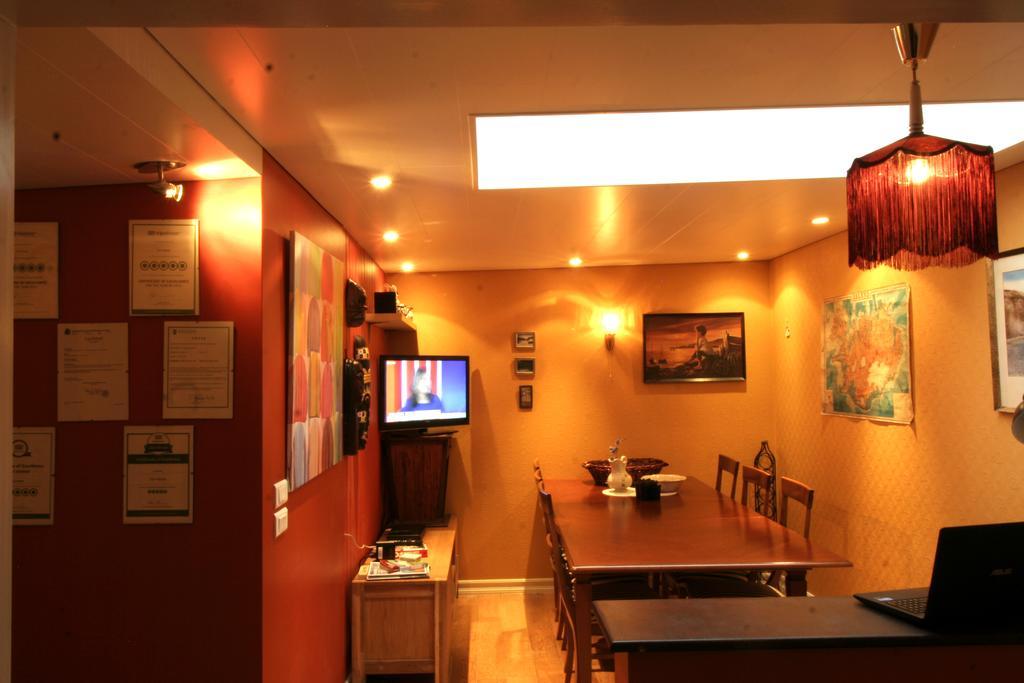 Our House Guesthouse Рейкявик Екстериор снимка