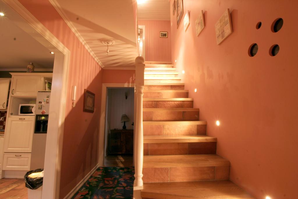 Our House Guesthouse Рейкявик Екстериор снимка